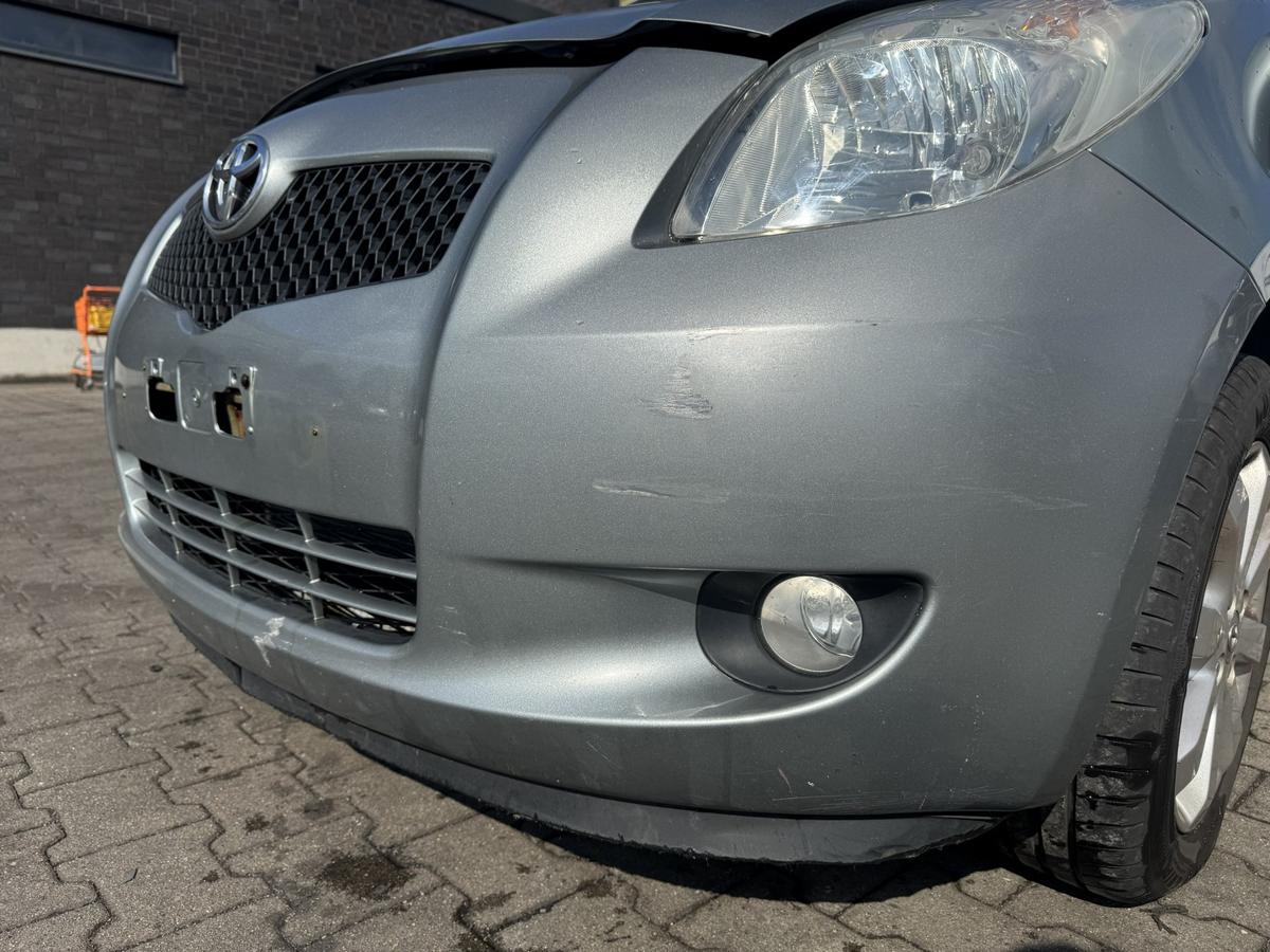 Toyota Yaris XP9 original Stossf&auml;nger Sto&szlig;stange vorn mit Nebelscheinwerfern 1F8 Silber Metallic Bj.2009